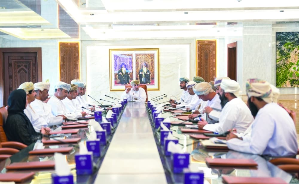 محافظة الداخلية تستعرض مؤشرات الأداء المؤسسي وجودة الخدمات