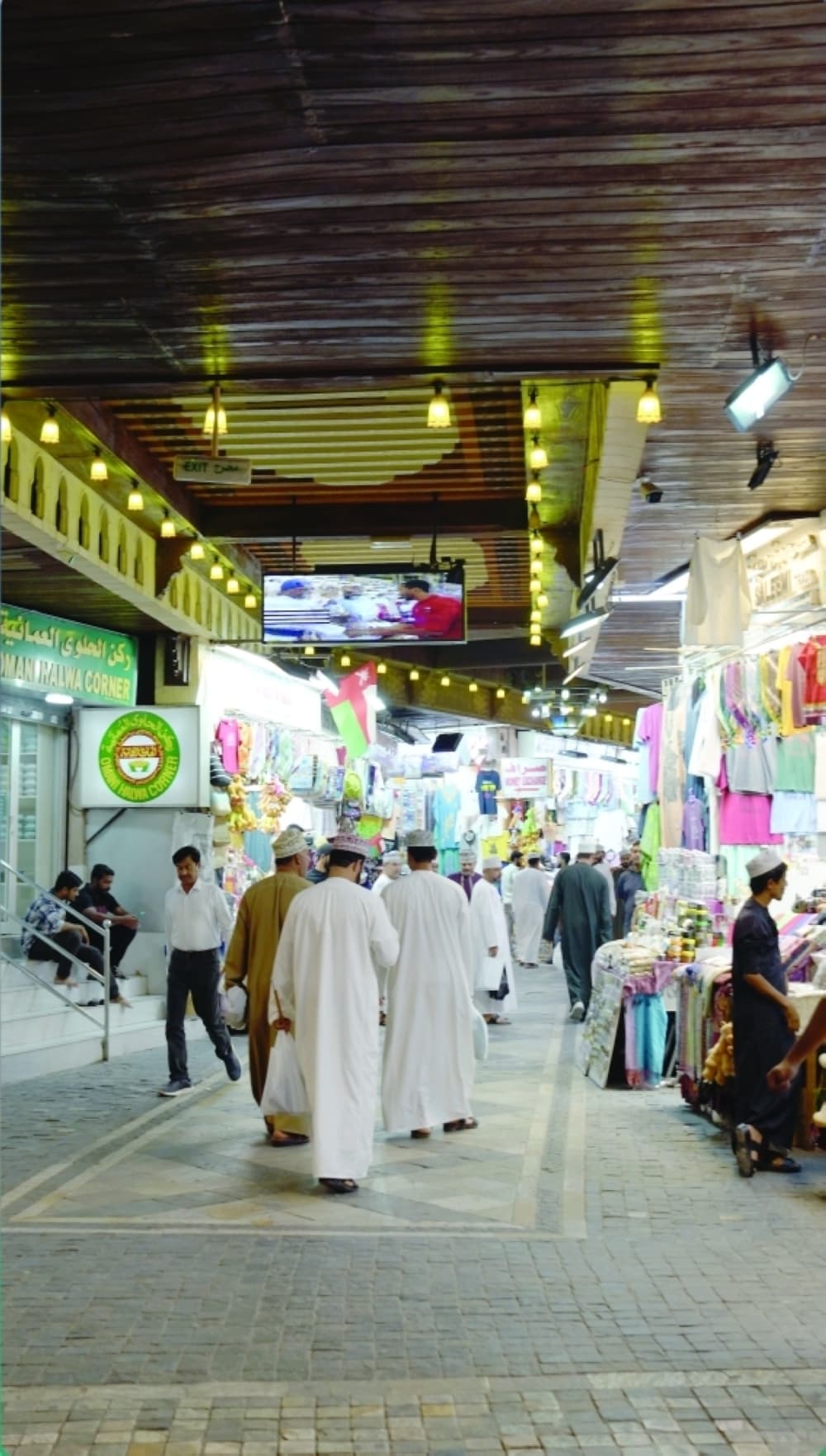 ممرات سوق مطرح تكتظ بالحركة مع اقتراب العيد.. وآراء متباينة حول الأسعار